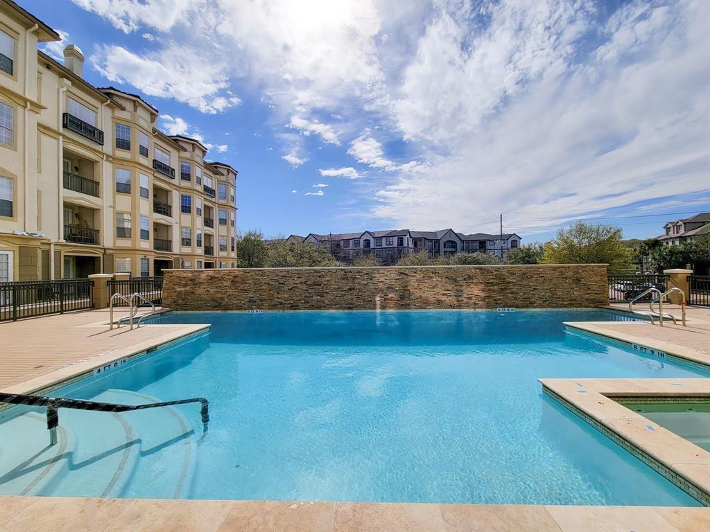 Pool & Lounge area