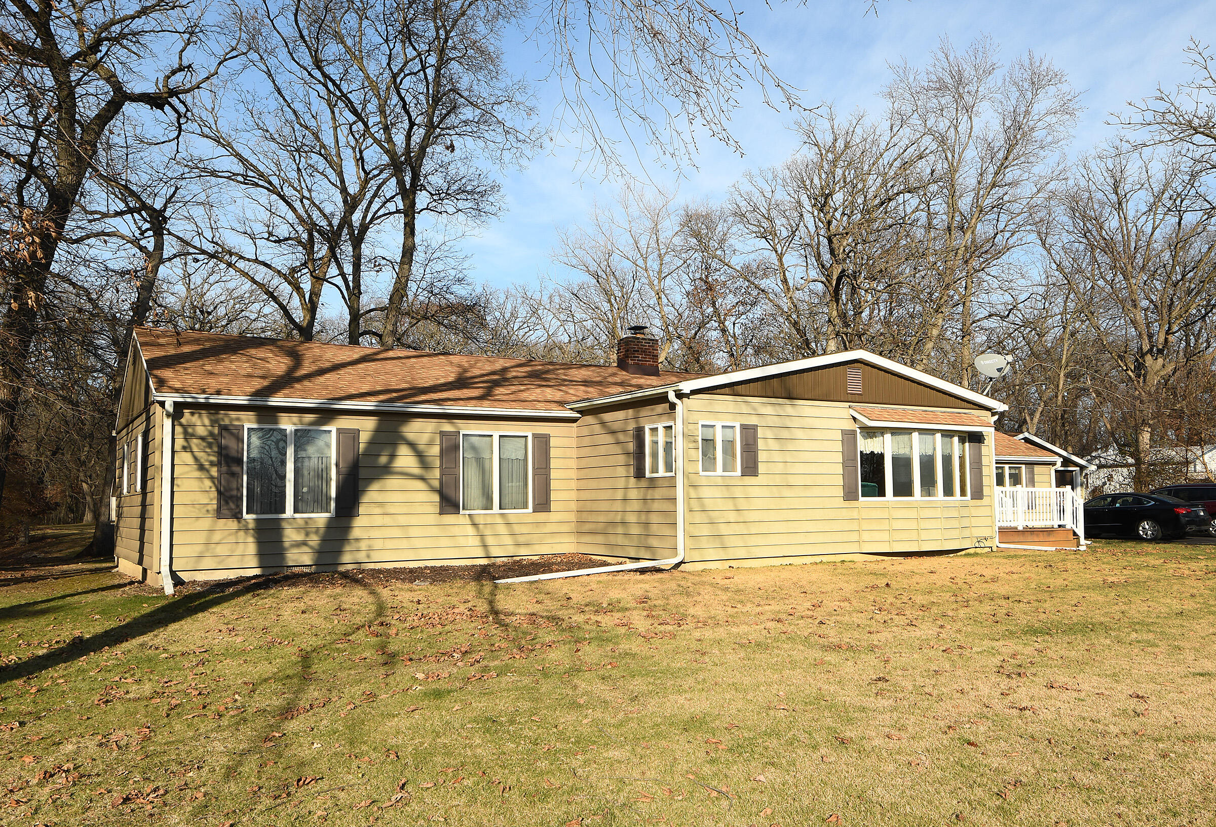 a view of a house with a backyard