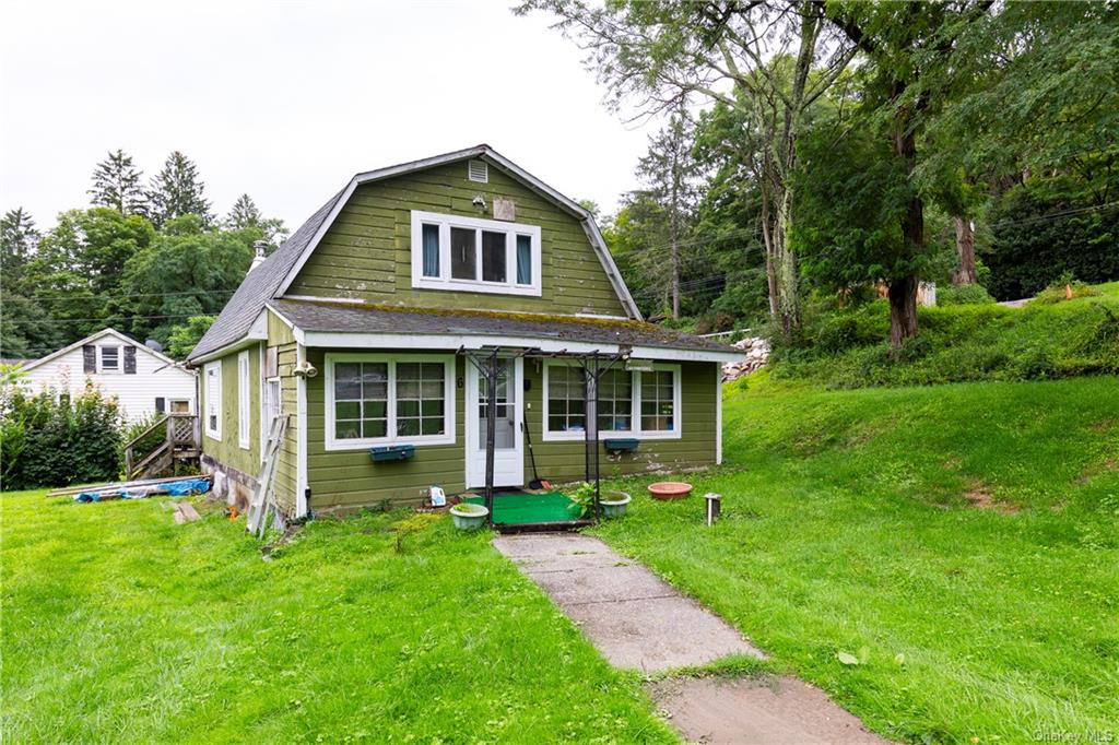 a view of a yard in front of house