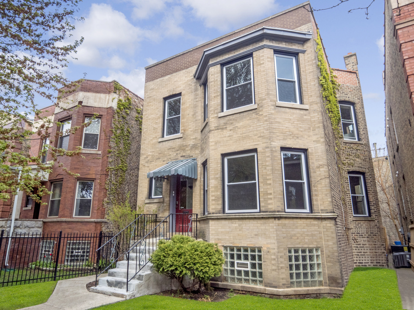 5203 North Winthrop Avenue, Chicago, IL 60640 | Compass