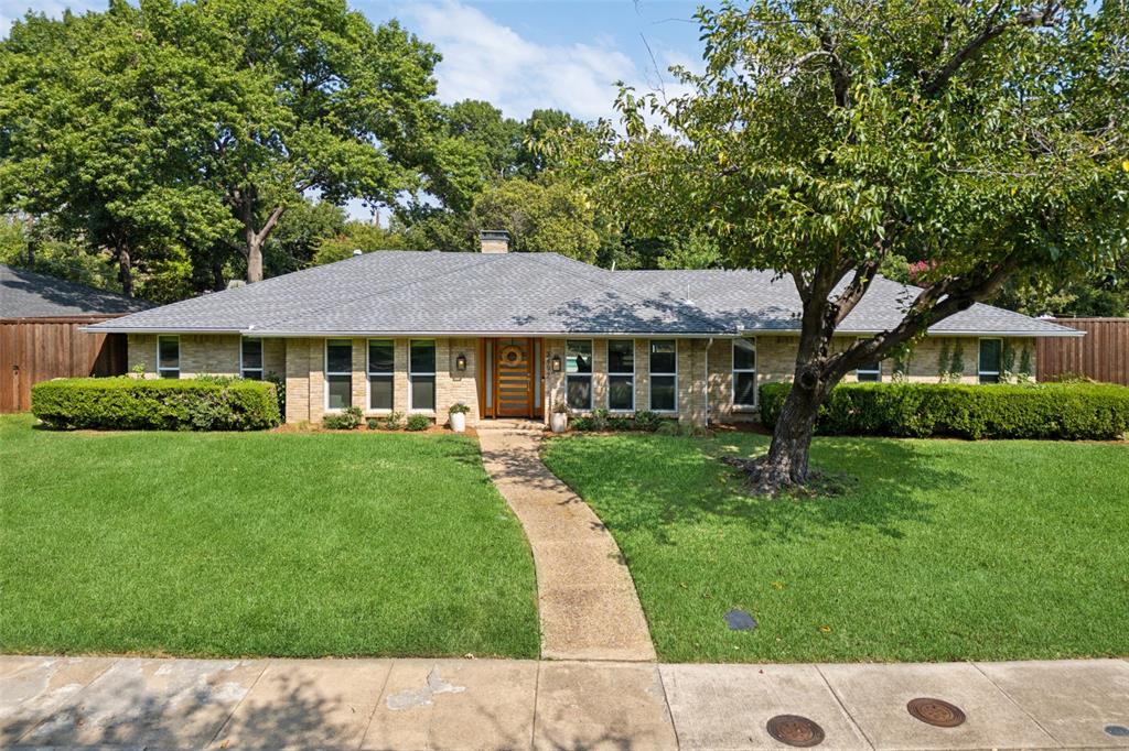 a view of house with a yard