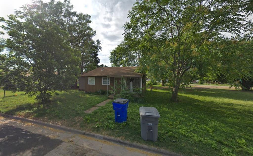 a view of a house with a backyard