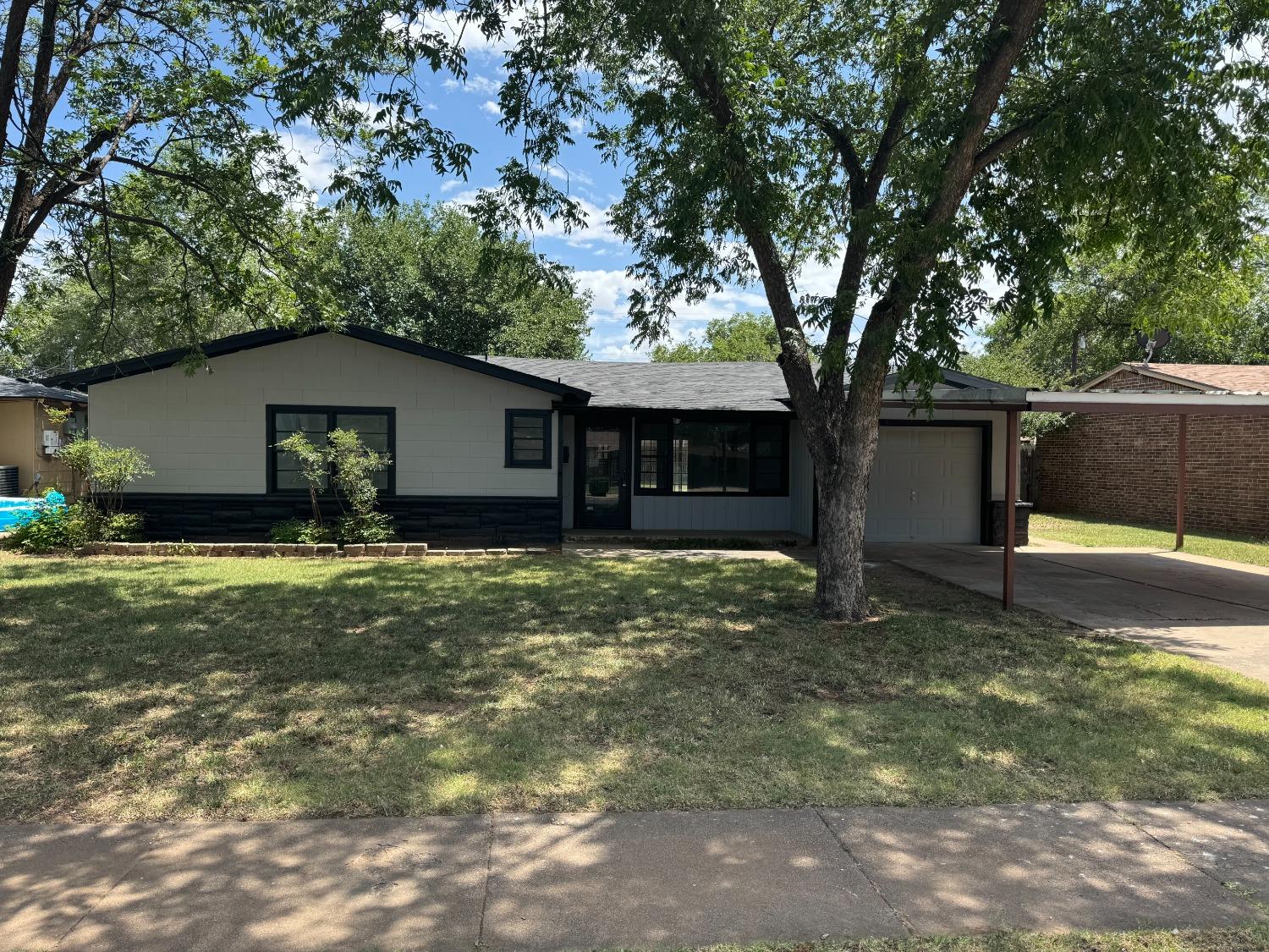 a view of a house with a yard