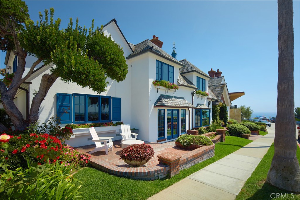 a view of a house with backyard and sitting area