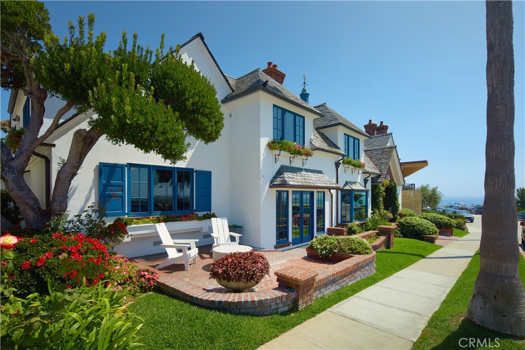 a view of a house with backyard and sitting area