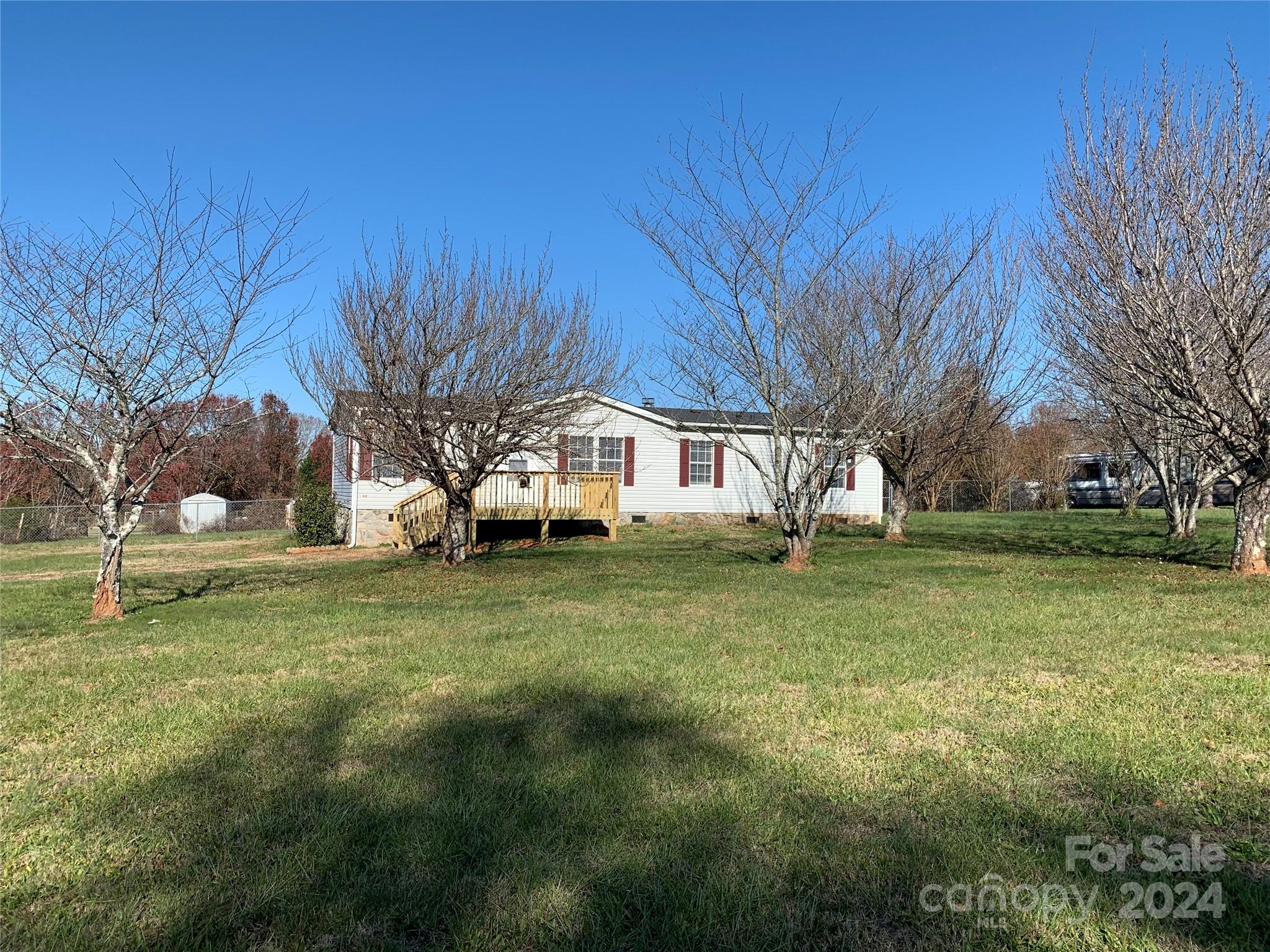 a view of a yard with a house