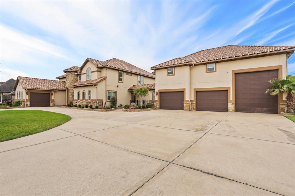 Spacious Multi-Vehicle Garage with RV/Boat Storage