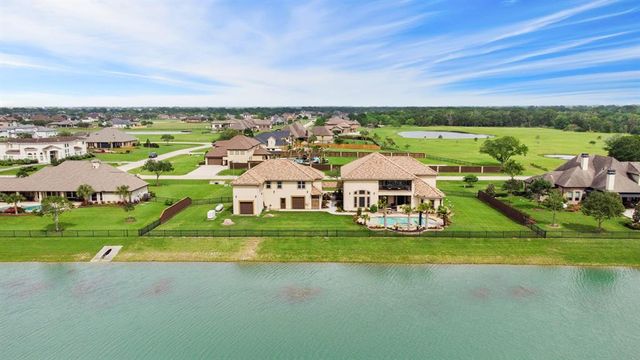 $1,324,000 | 322 Red Oak Drive