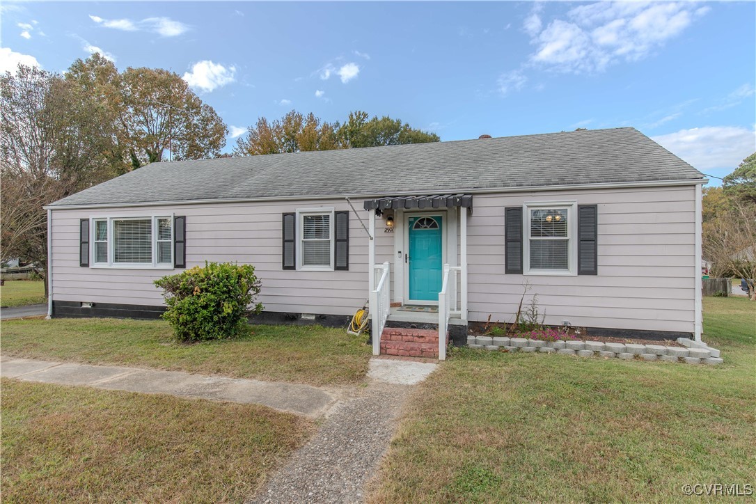 a view of a house with a yard