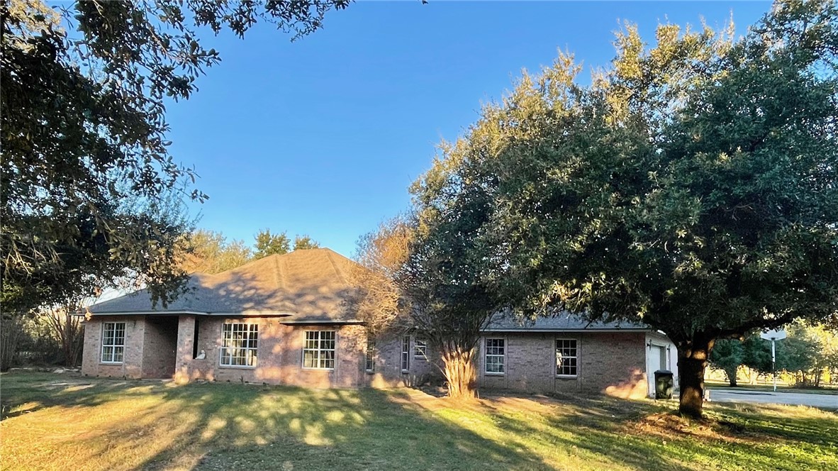 Ranch-style house with a front yard