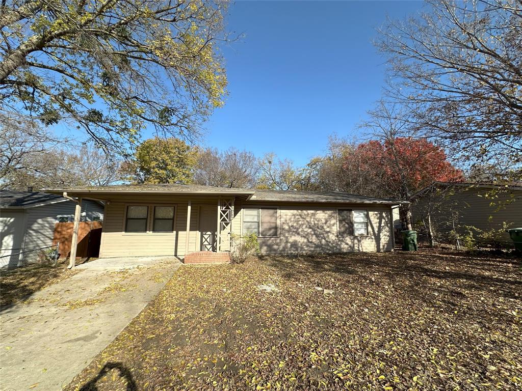 a view of house with a yard