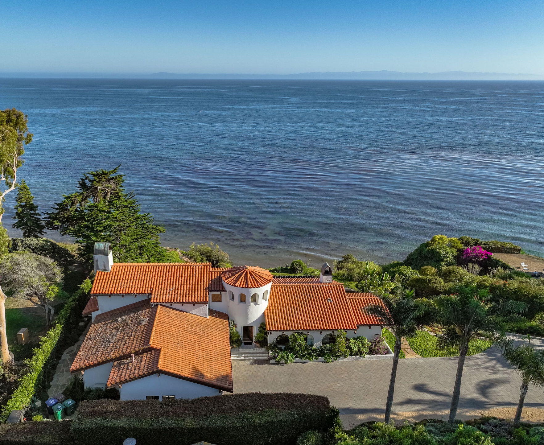 an aerial view of a house with outdoor space and lake view