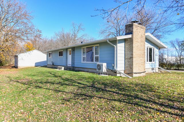 $299,900 | 290 West Oakwood Road | Oak Creek