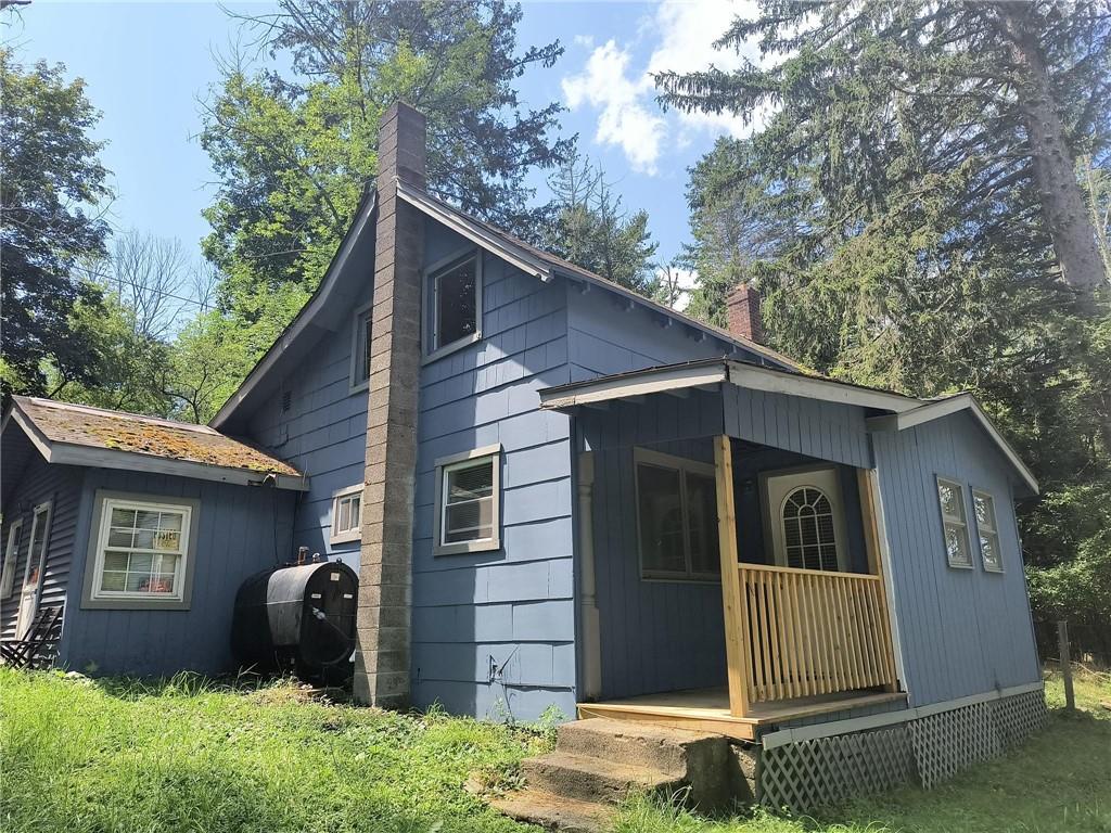 a view of a house with a yard