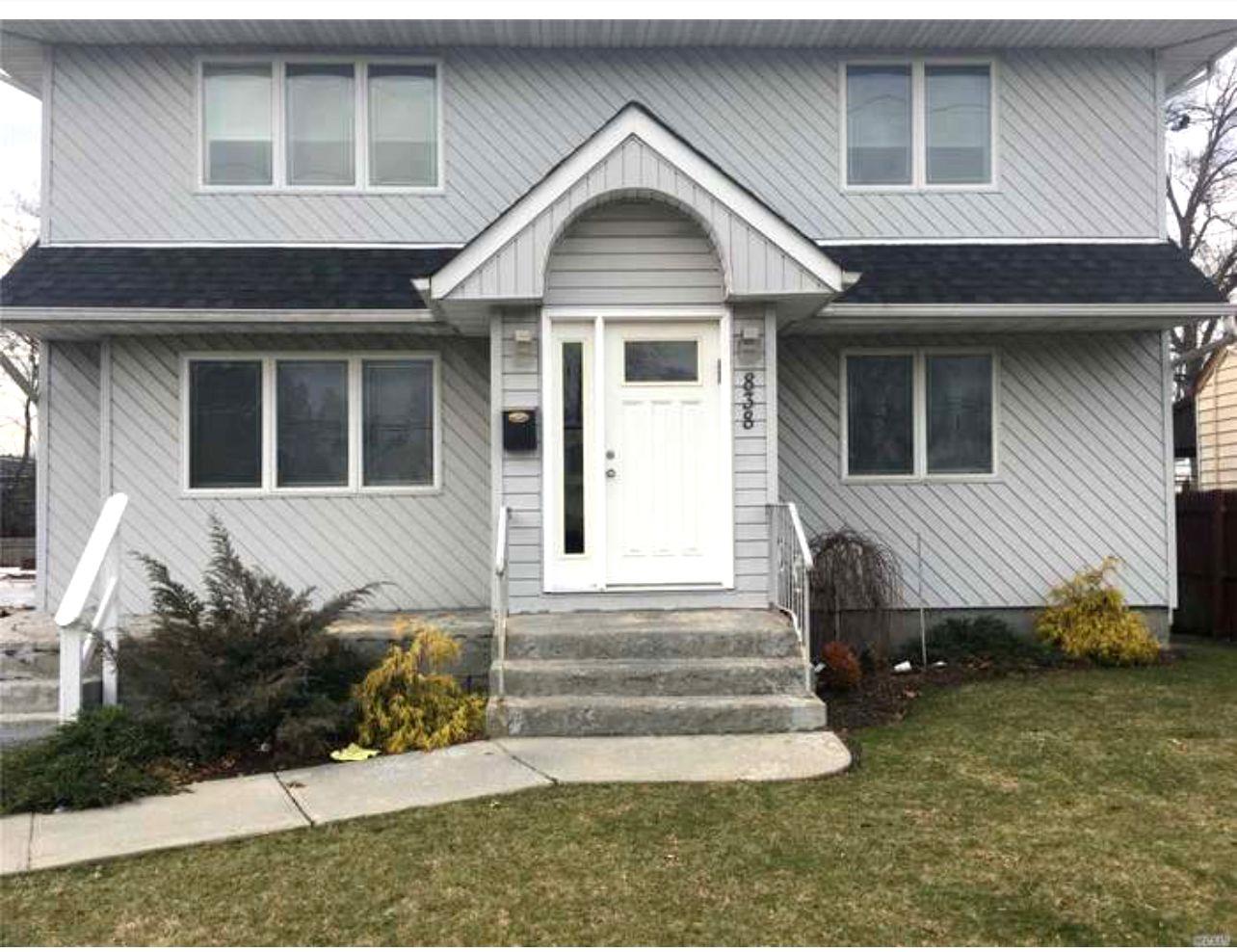 View of front of house featuring a front yard