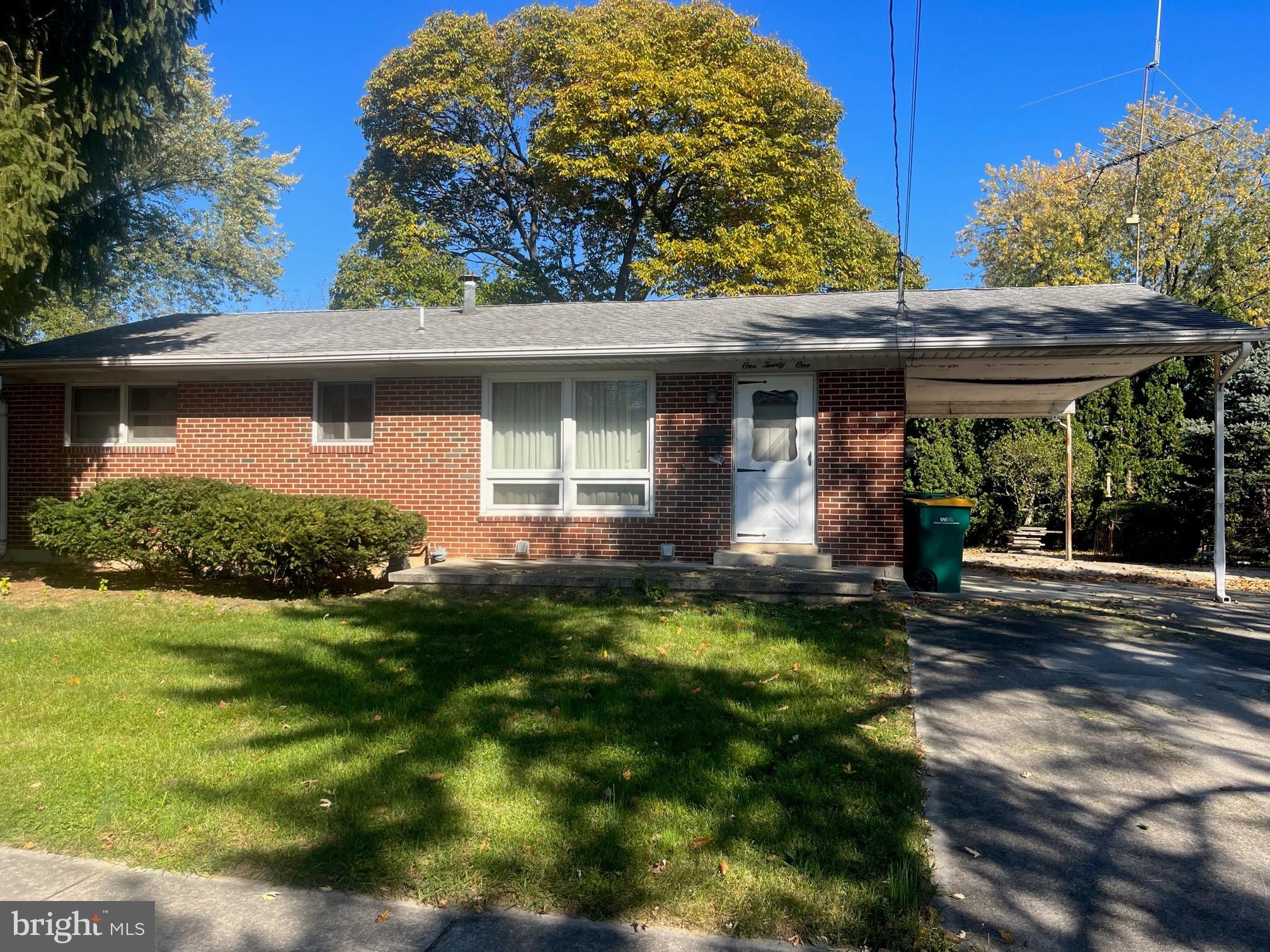 a view of a house with backyard and garden