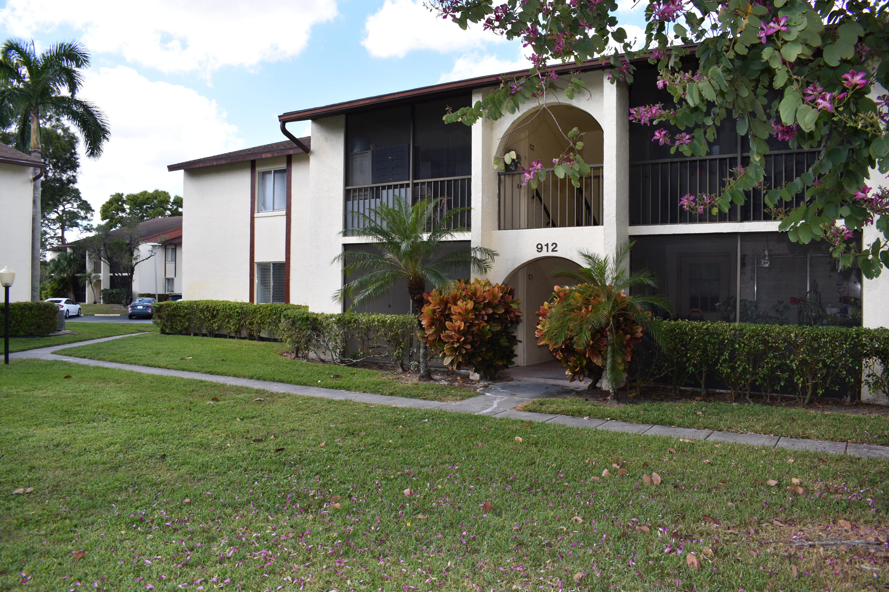 a view of a house with backyard and garden