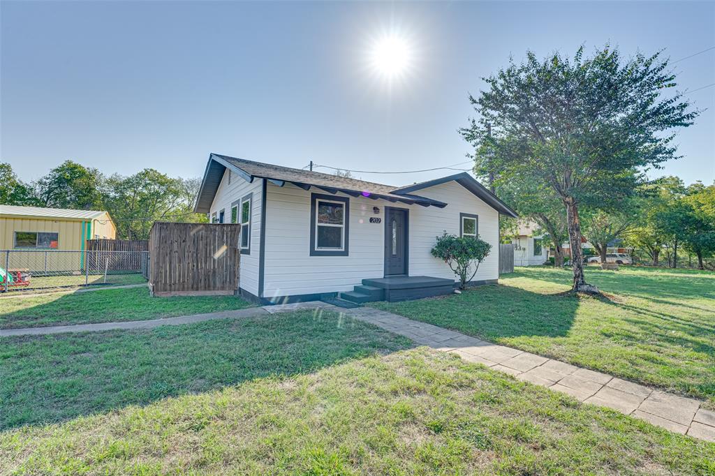 a view of a yard in front of house