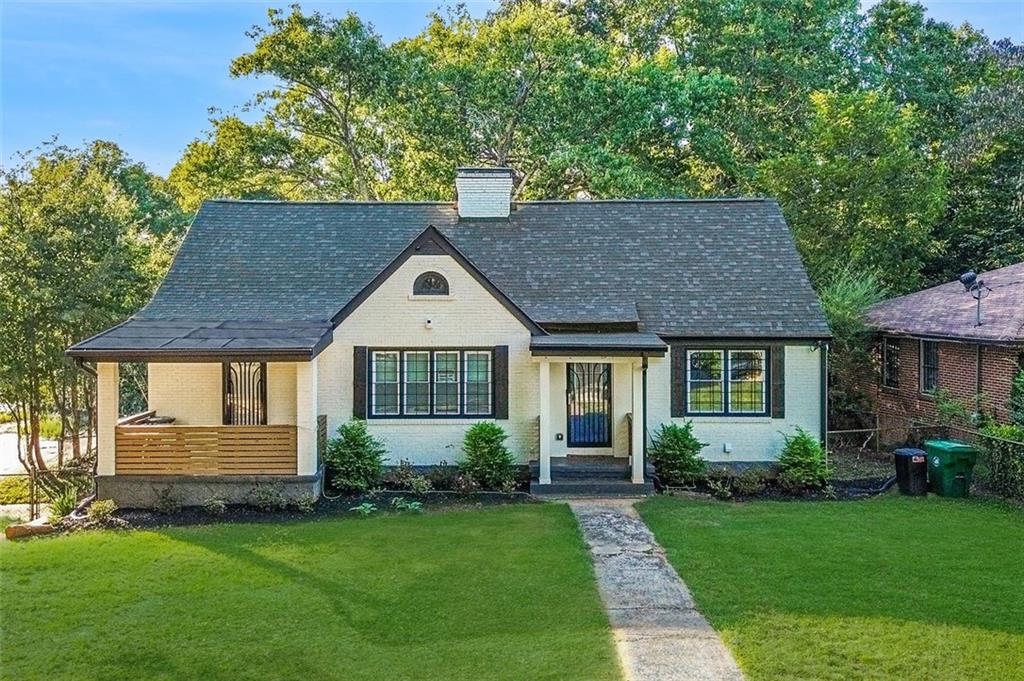 a view of a house with a yard