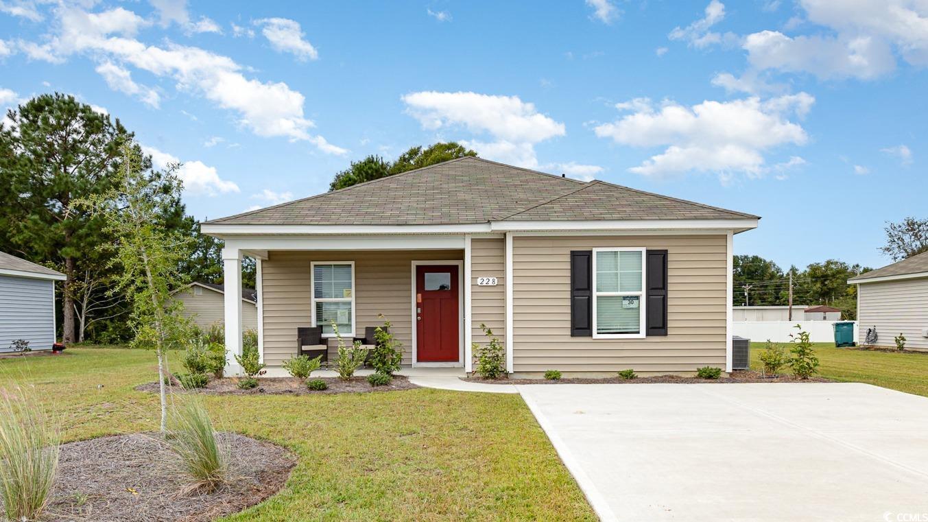 View of front facade featuring a front yard and ce