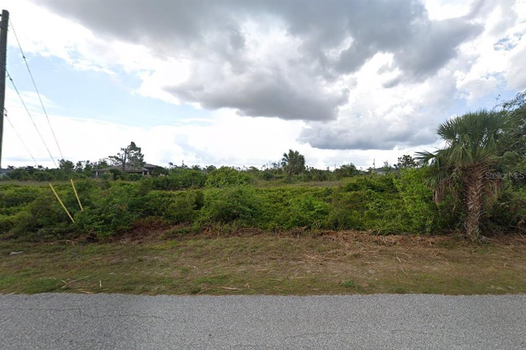 a view of a yard with green space