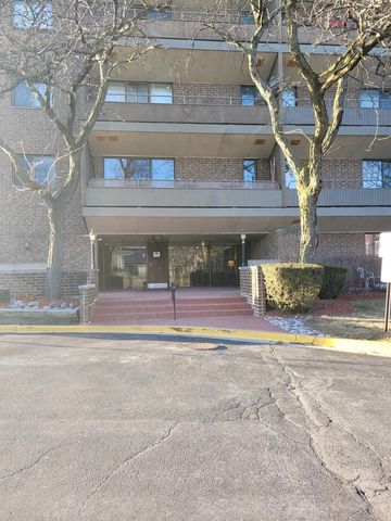 $95,000 | 5 East Carriageway Drive, Unit 209 | Hazel Crest