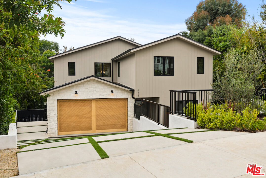 a view of a house with backyard and trees