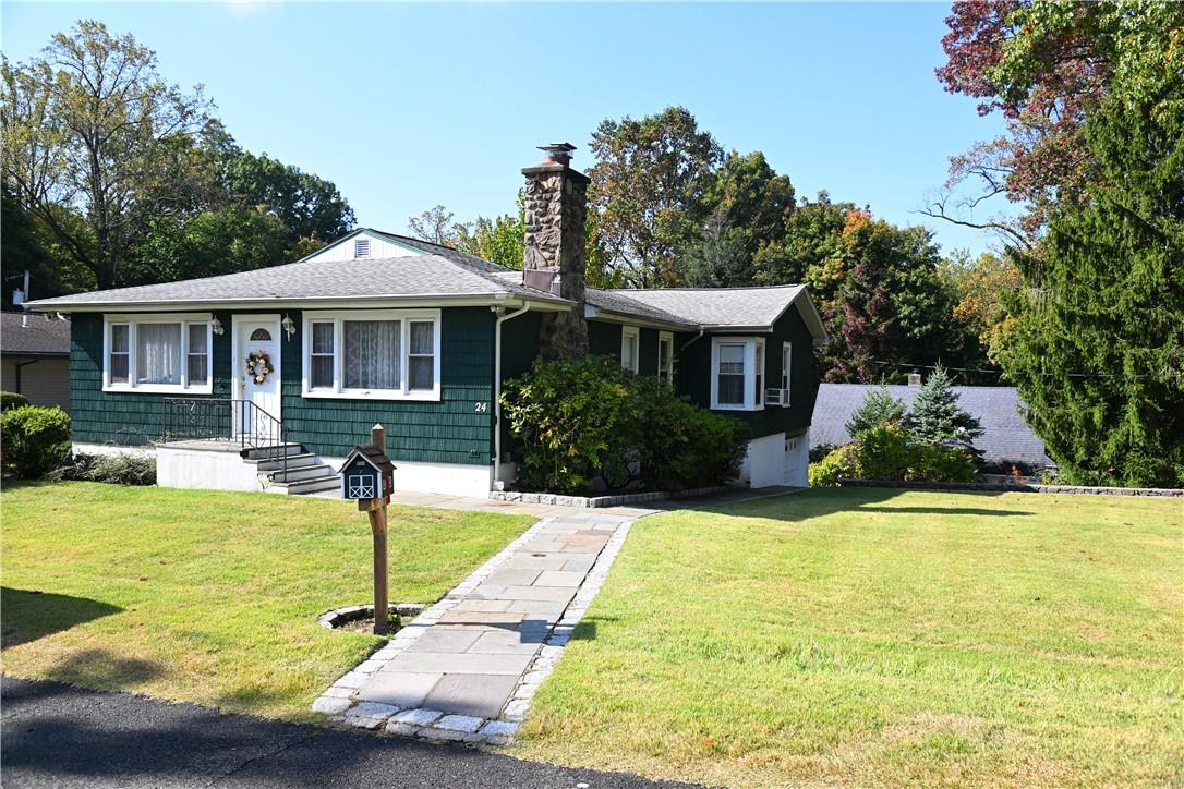 Ranch-style house with a front yard