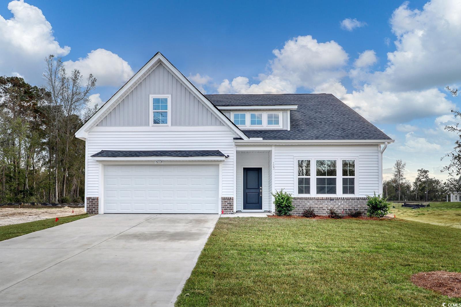 View of front facade featuring a front lawn and a