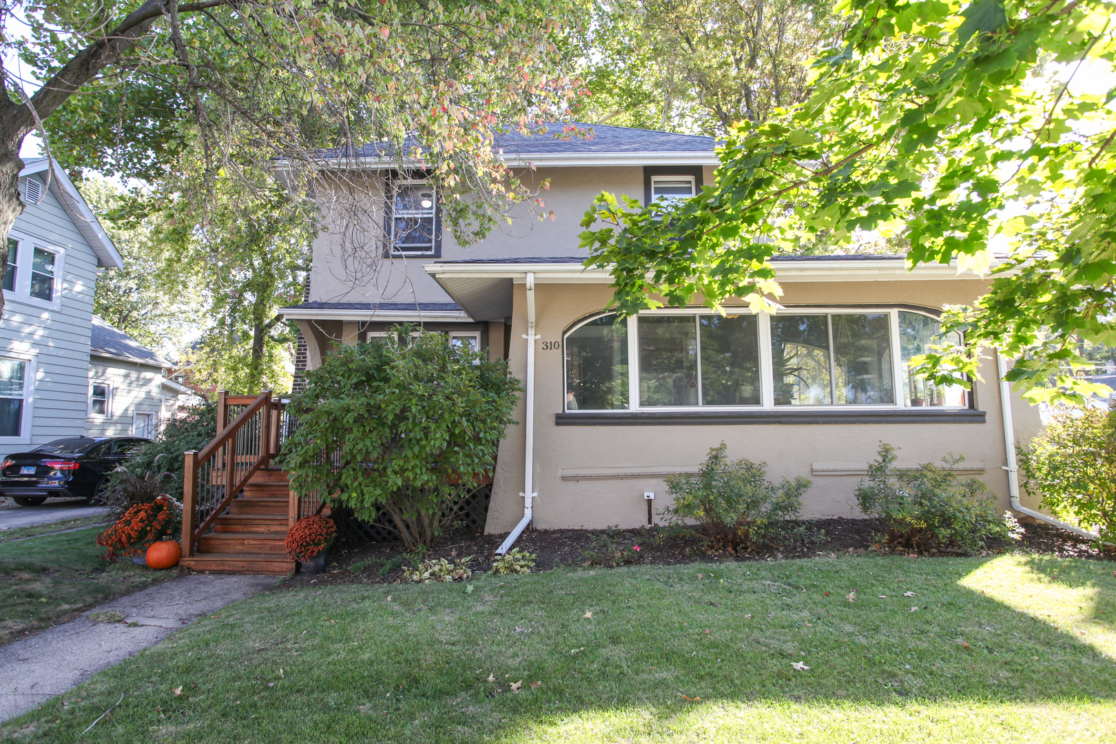 a view of house with a yard