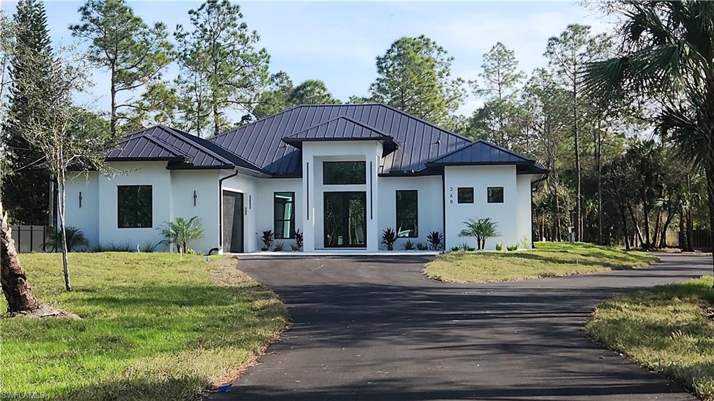 View of front facade featuring a front lawn