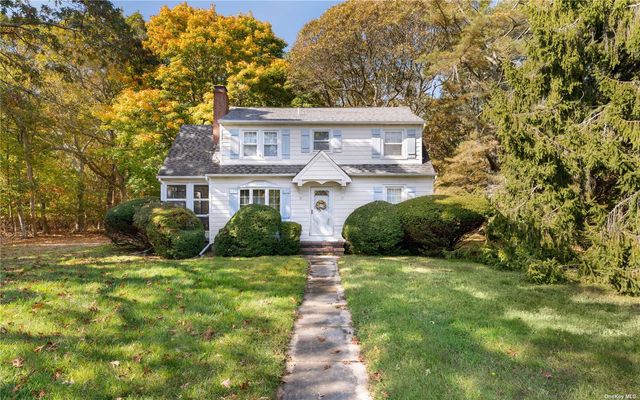 $849,000 | 188 Lynn Avenue | Hampton Bays