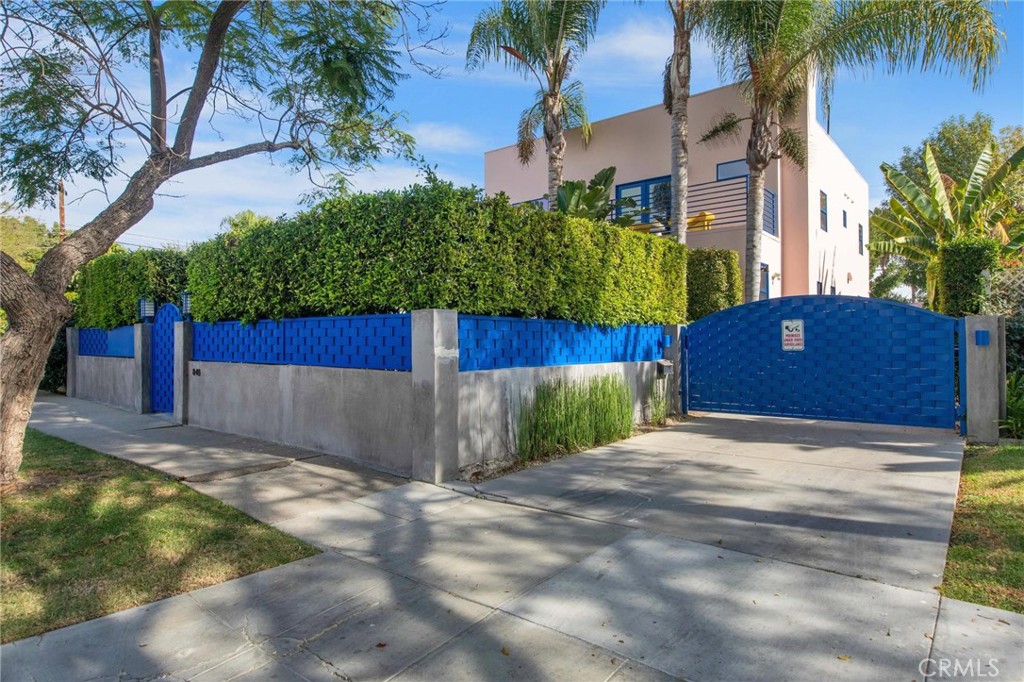 Front 1 car driveway outside of automatic gate