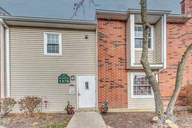 $2,100 | 1376 East Wyndham Circle, Unit 204 | Palatine