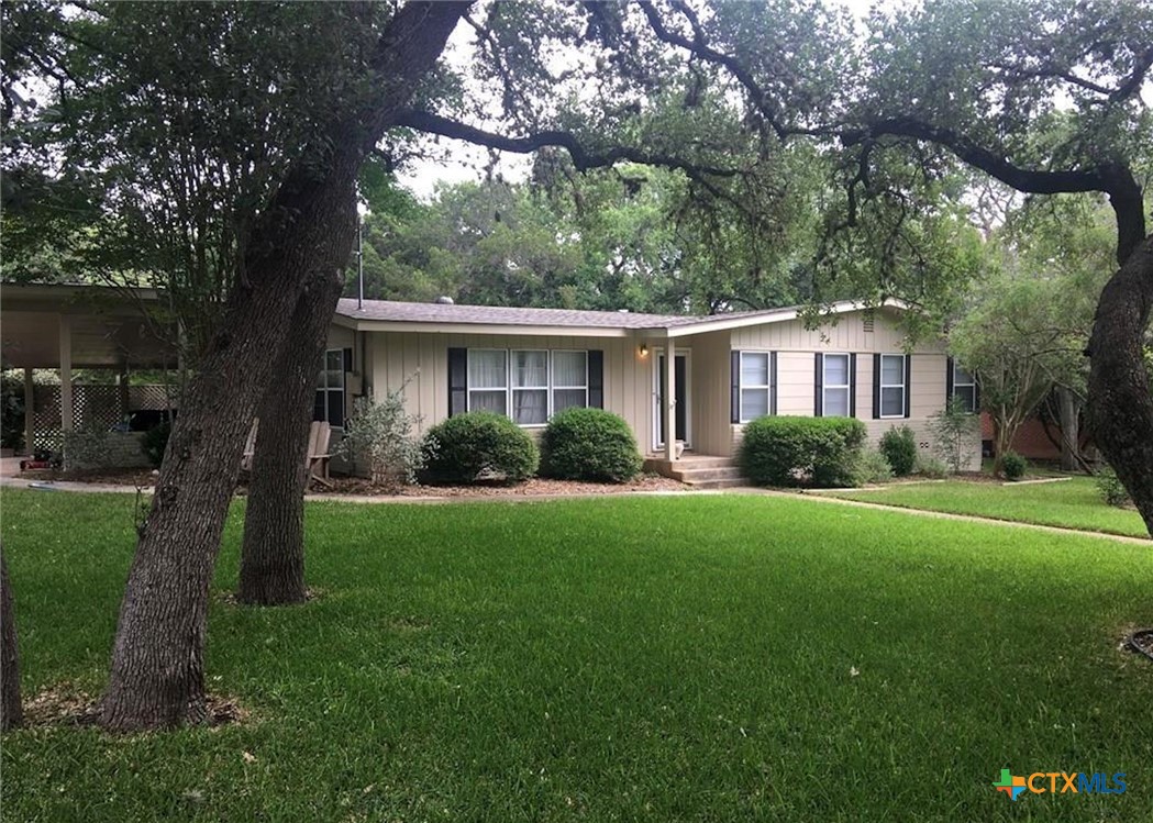 a view of a house with backyard and garden