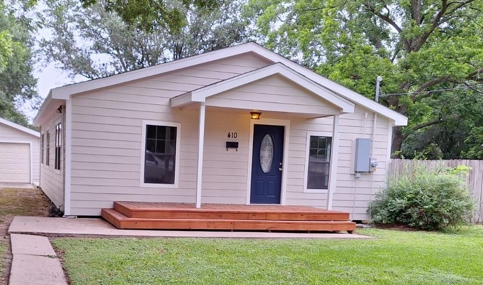 a view of front of a house with a yard