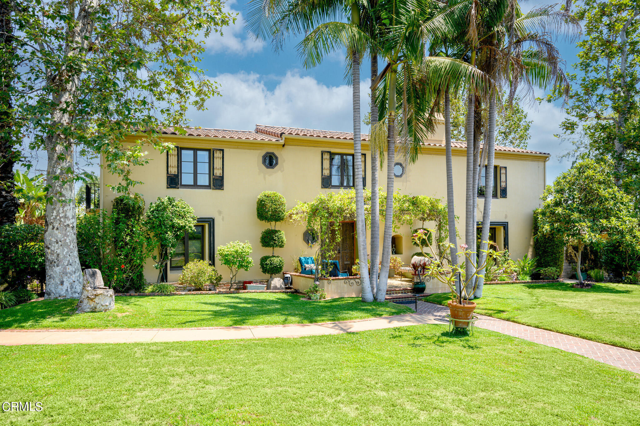 a view of a house with a backyard