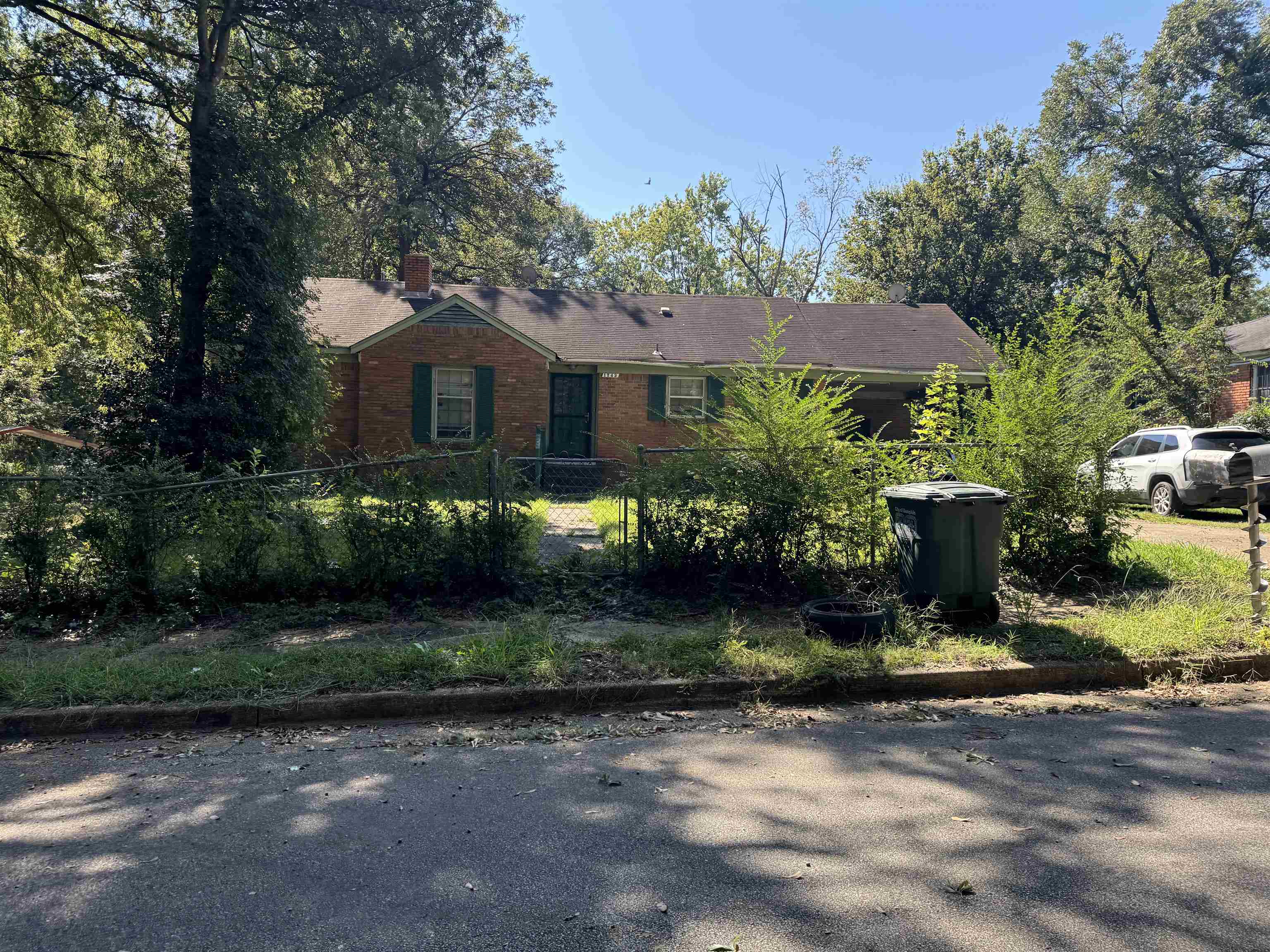 a view of a house with fountain in front of it