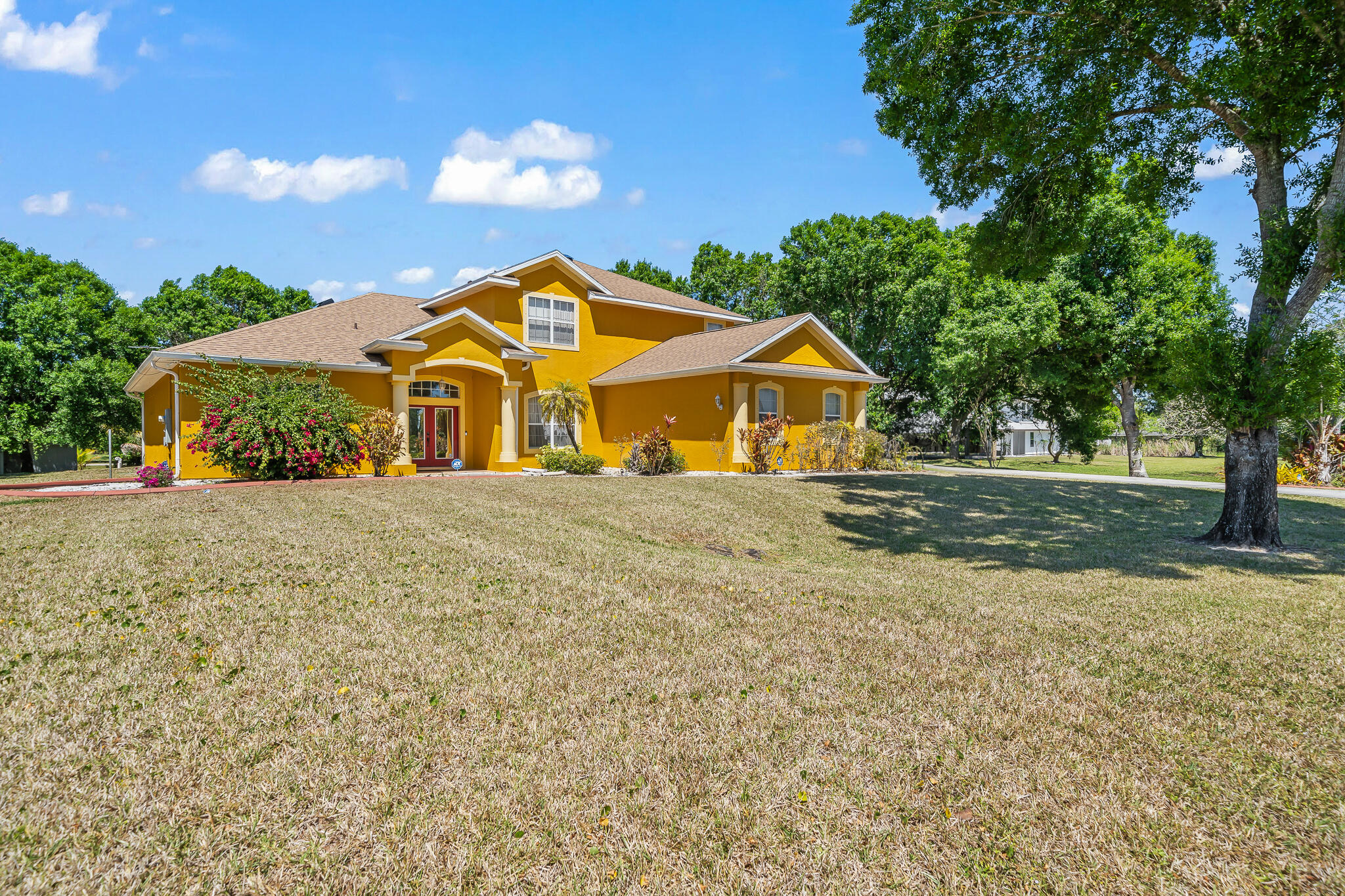 a view of a house with a yard