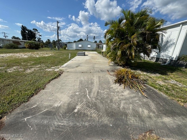 a view of a yard in front of the house