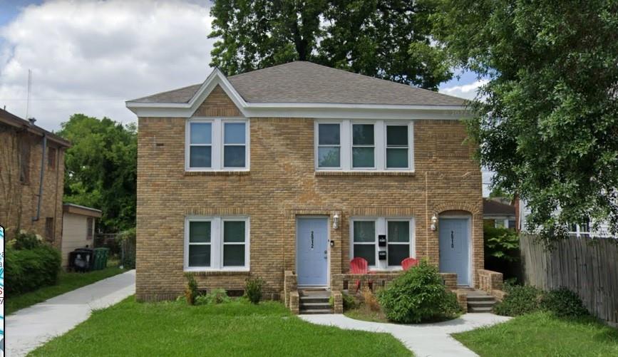 a view of a yard in front of house