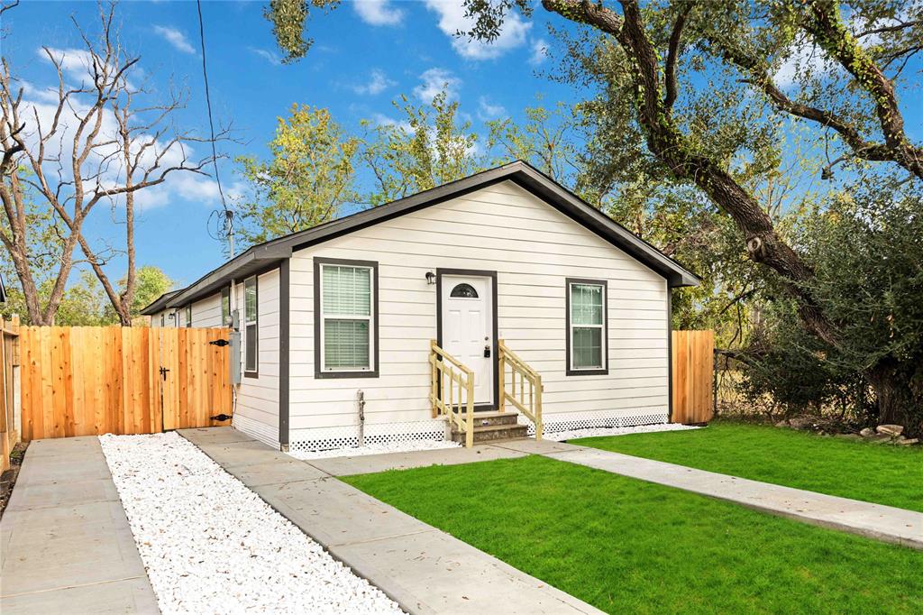 a view of a house with a backyard