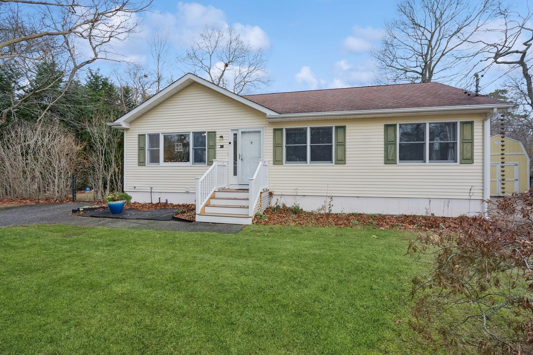 View of front facade with a front lawn