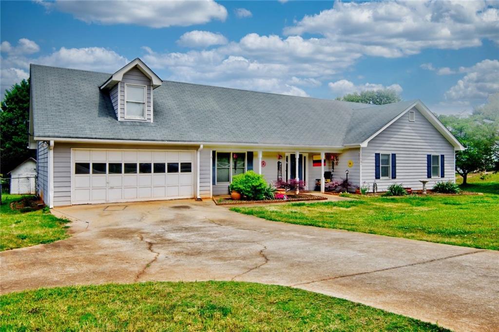 a view of a yard in front of a house