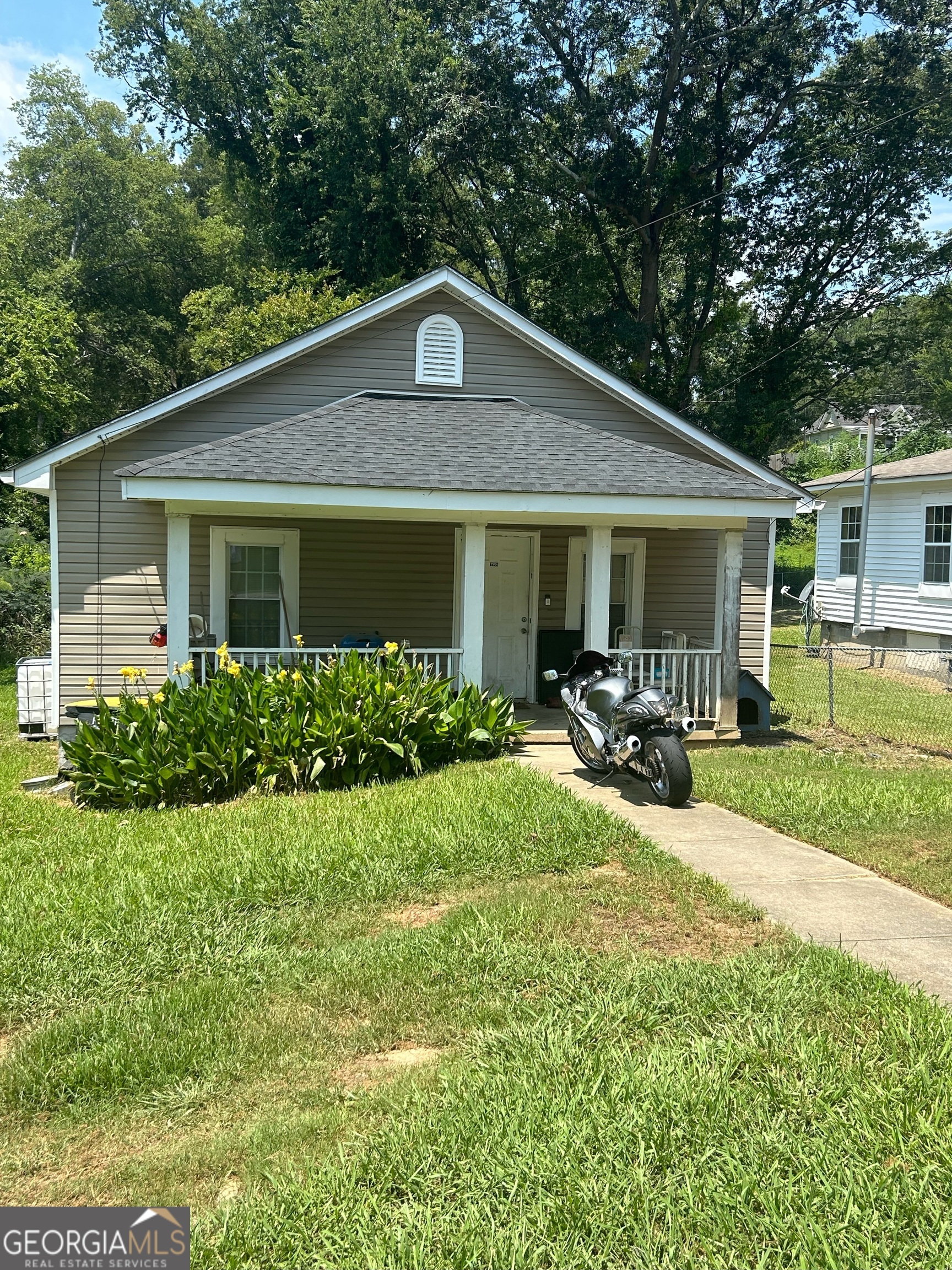 a view of a yard in front of house