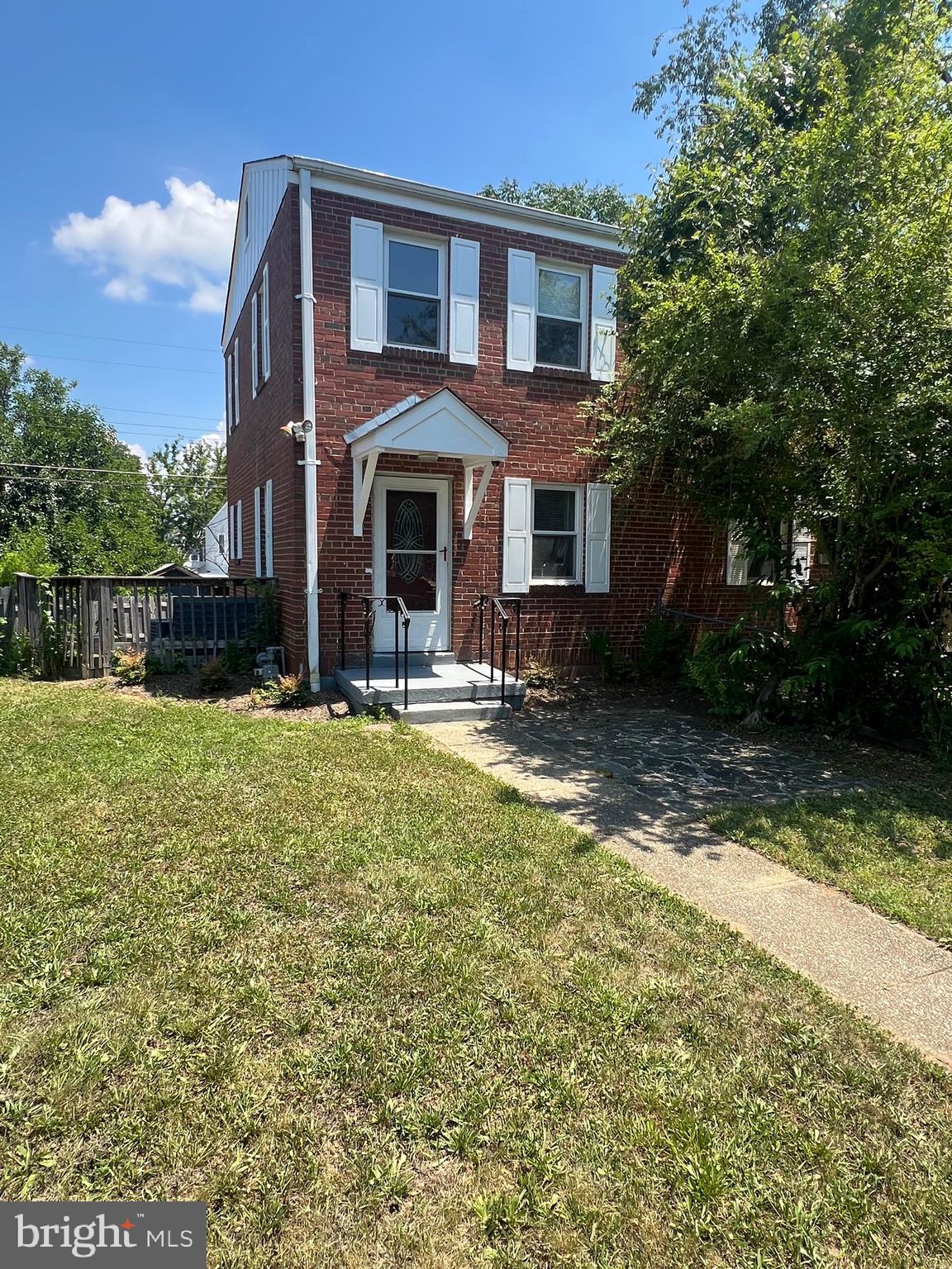 a view of a yard in front of house