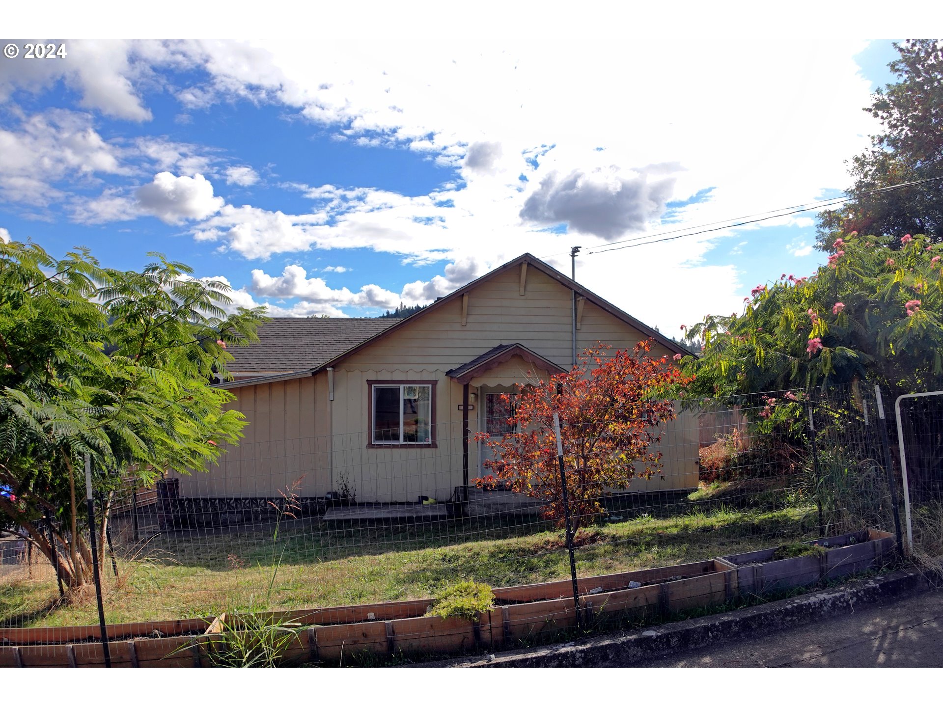 a view of a house with a yard