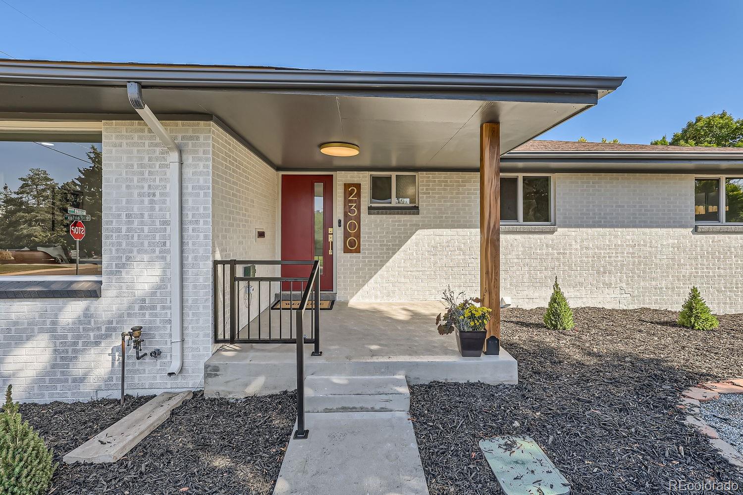 a view of entryway front of house