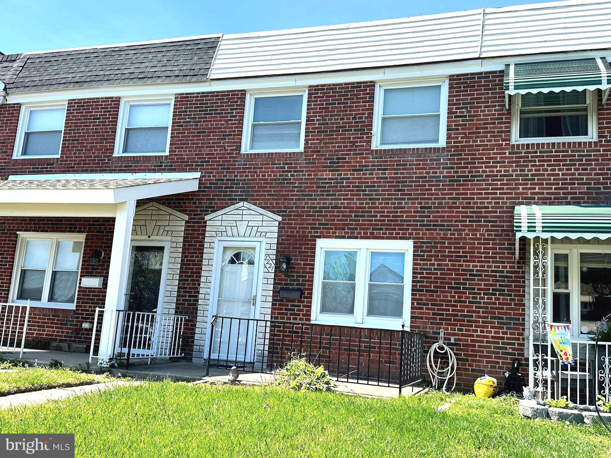 a view of front of a house with a yard