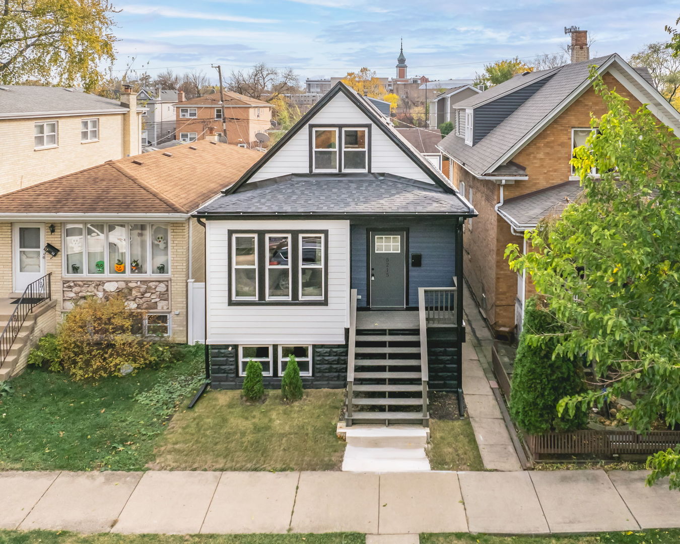 a view of a house with a yard